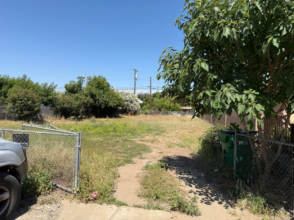 Image 1 of property listing at 19635 Balfour, Strathmore, CA 93267