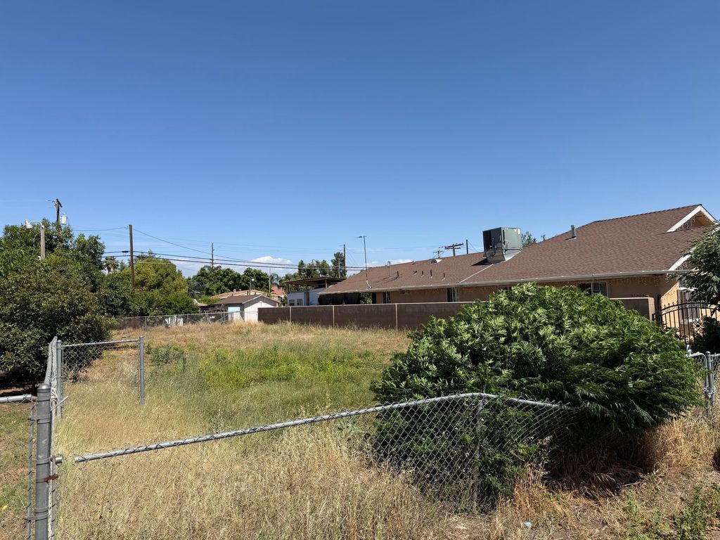 Image 2 of property listing at 19635 Balfour, Strathmore, CA 93267