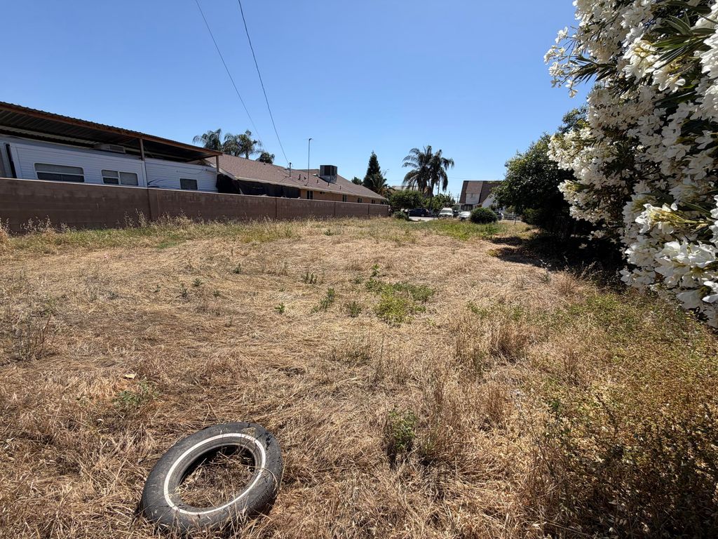 Image 3 of property listing at 19635 Balfour, Strathmore, CA 93267
