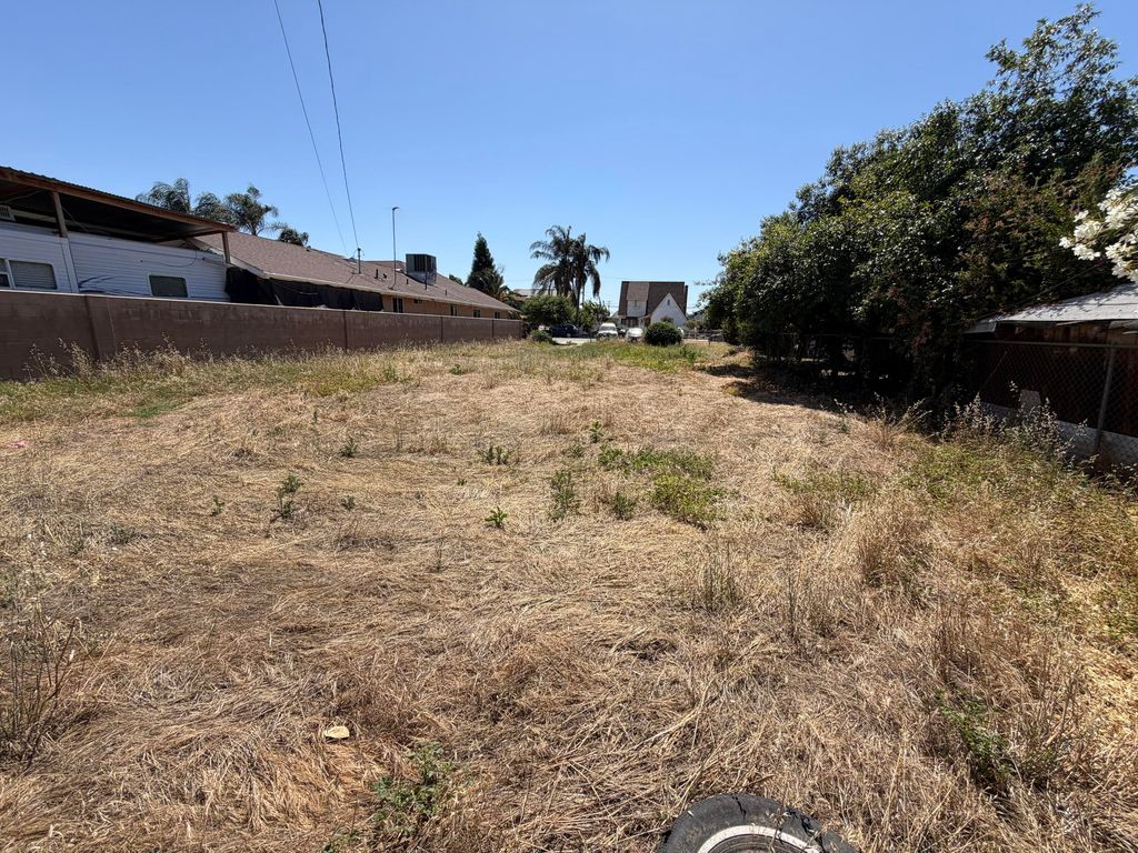 Image 4 of property listing at 19635 Balfour, Strathmore, CA 93267