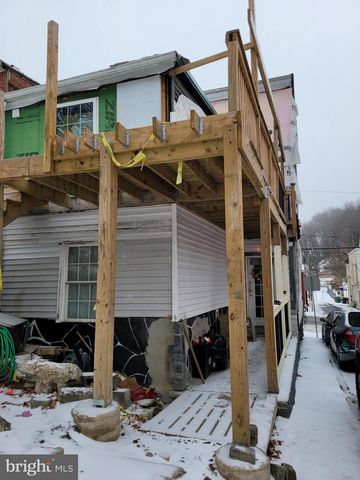 1101 W MARKET ST, Pottsville, PA 17901