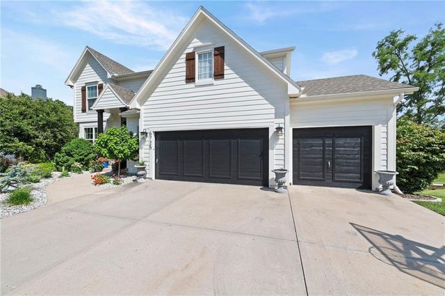 6725 N Nevada Avenue, Parkville, MO 64152