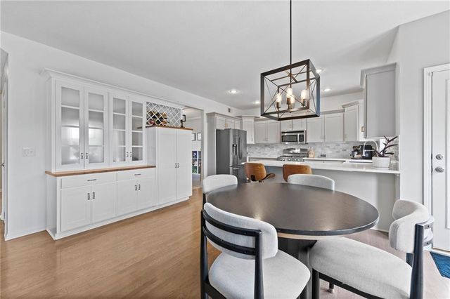 6725 N Nevada Avenue, Parkville, MO 64152