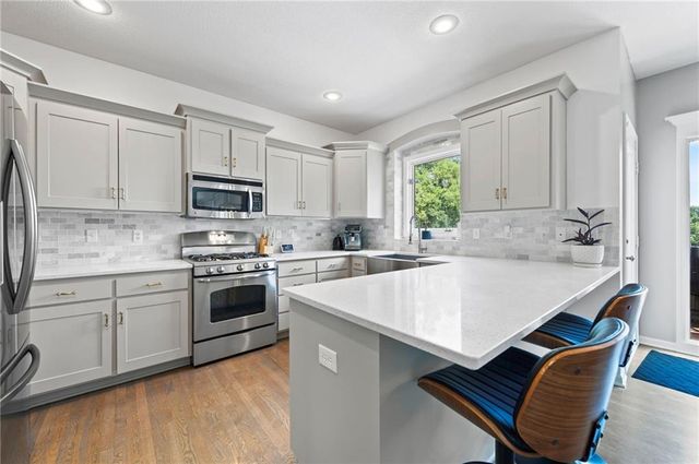 6725 N Nevada Avenue, Parkville, MO 64152
