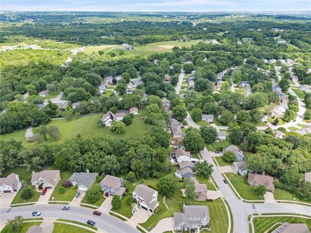 6725 N Nevada Avenue, Parkville, MO 64152