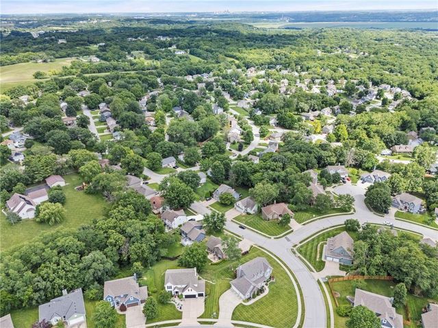 6725 N Nevada Avenue, Parkville, MO 64152