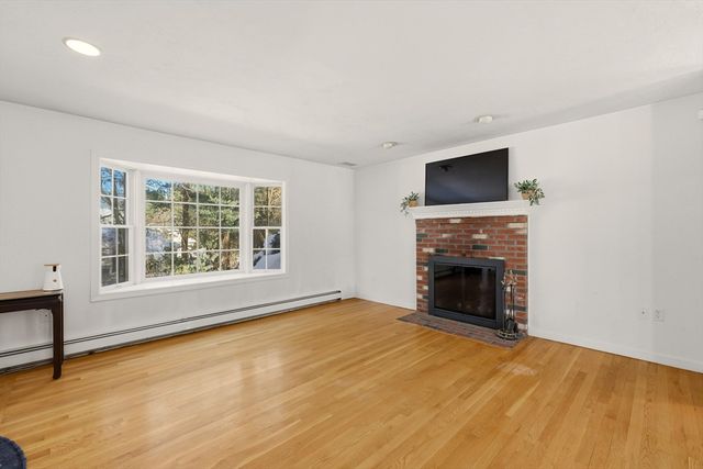 155 Rockland Dr, Brockton, MA 02301