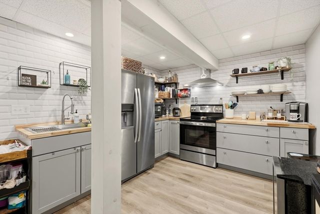 155 Rockland Dr, Brockton, MA 02301