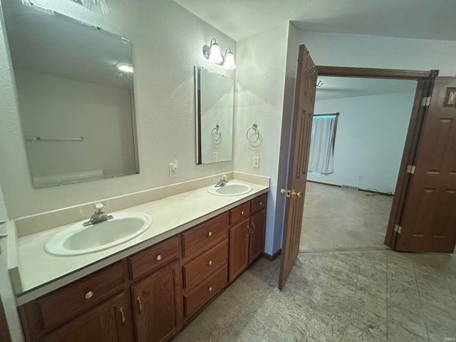 5390 E Brown Road, Leesburg, IN 46538