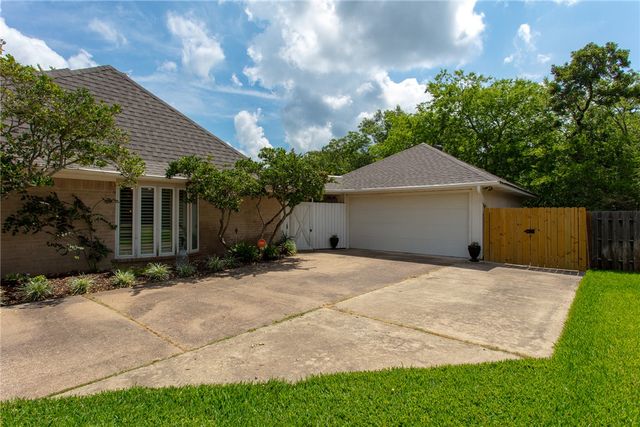 8615 Rosewood Drive, College Station, TX 77845