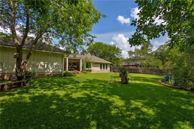 8615 Rosewood Drive, College Station, TX 77845
