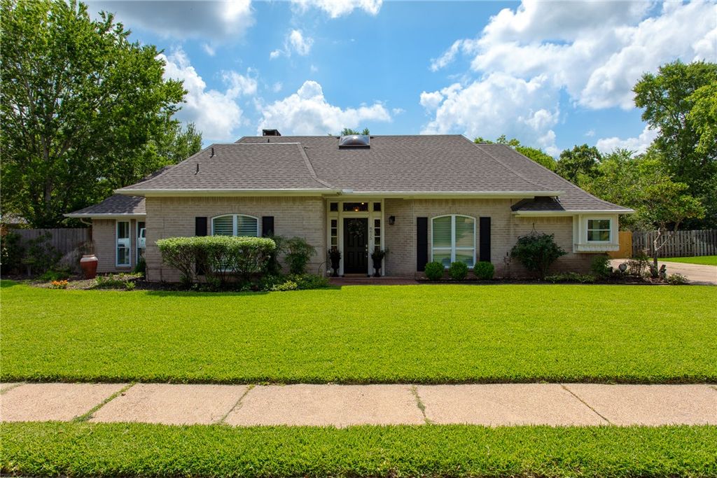 8615 Rosewood Drive, College Station, TX 77845