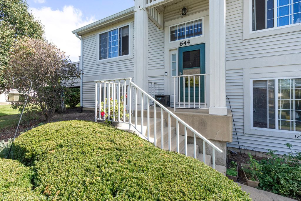 644 S Rosehall Lane 644, Round Lake, IL 60073