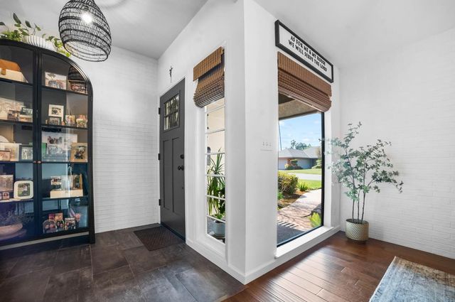 6301 N Palm Avenue, Fresno, CA 93704