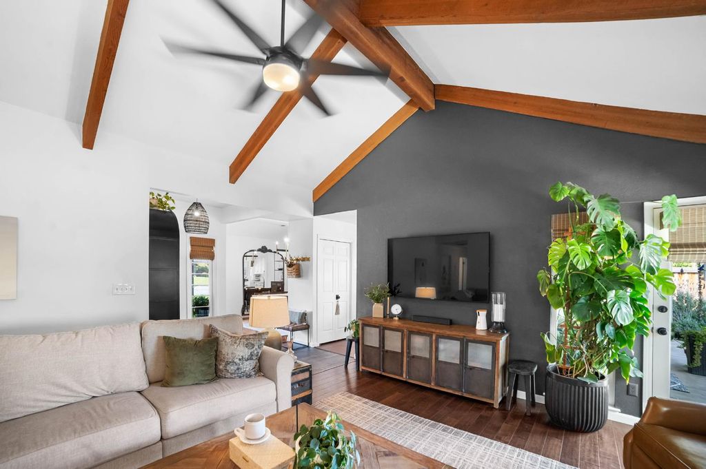 Image 10 of property listing at 6301 N Palm Avenue, Fresno, CA 93704