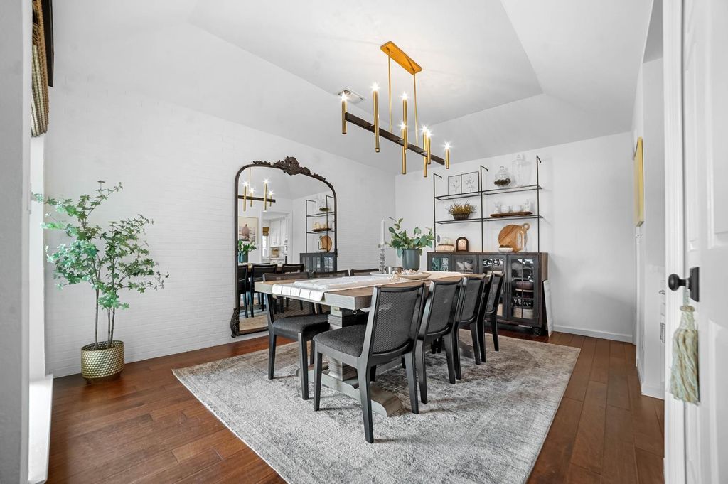 Image 22 of property listing at 6301 N Palm Avenue, Fresno, CA 93704