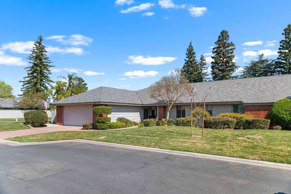 Image 3 of property listing at 6301 N Palm Avenue, Fresno, CA 93704