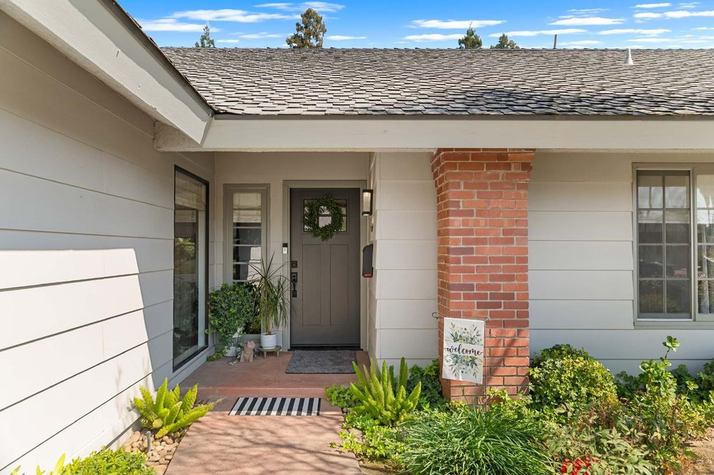 Image 5 of property listing at 6301 N Palm Avenue, Fresno, CA 93704