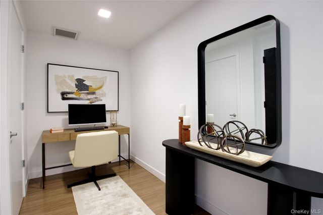 333 Warner Avenue 304, Roslyn, NY 11576