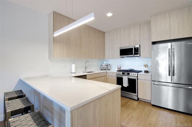 333 Warner Avenue 304, Roslyn, NY 11576