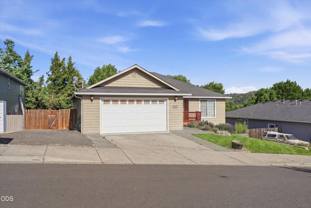 1056 Highlands Drive, Eagle Point, OR 97524