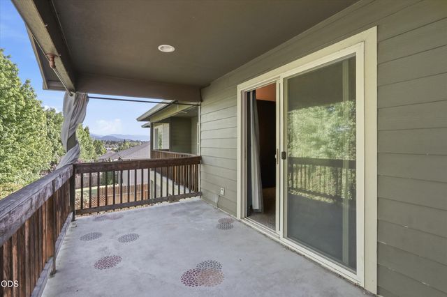 1056 Highlands Drive, Eagle Point, OR 97524