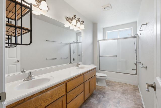 1056 Highlands Drive, Eagle Point, OR 97524