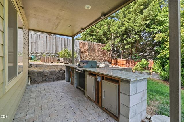 1056 Highlands Drive, Eagle Point, OR 97524