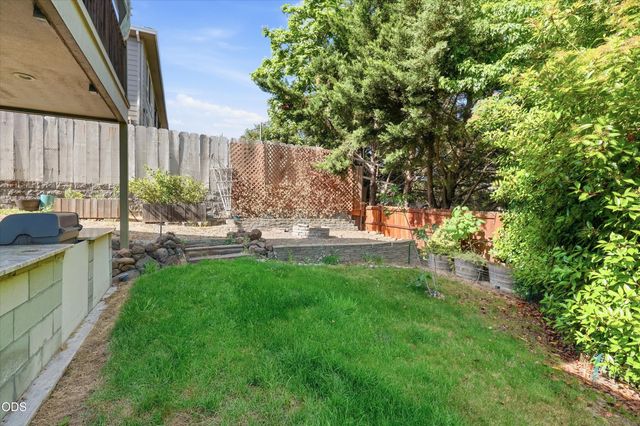 1056 Highlands Drive, Eagle Point, OR 97524
