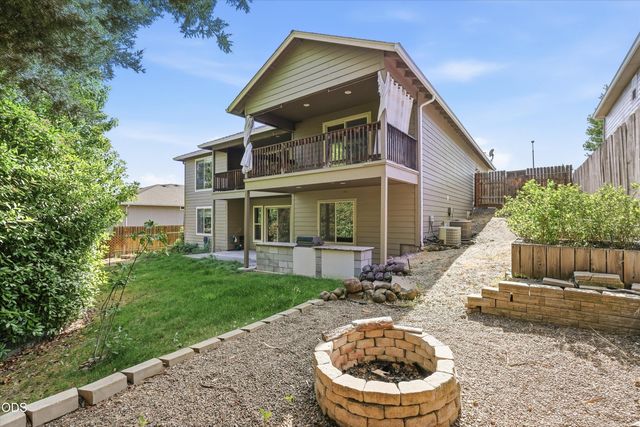 1056 Highlands Drive, Eagle Point, OR 97524