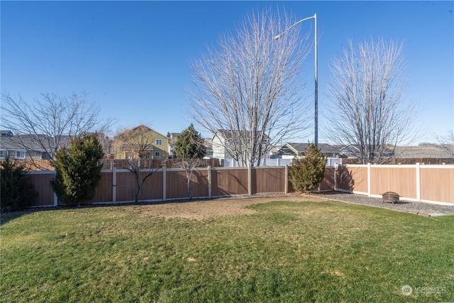 610 Torrey Pines Drive, Moses Lake, WA 98837