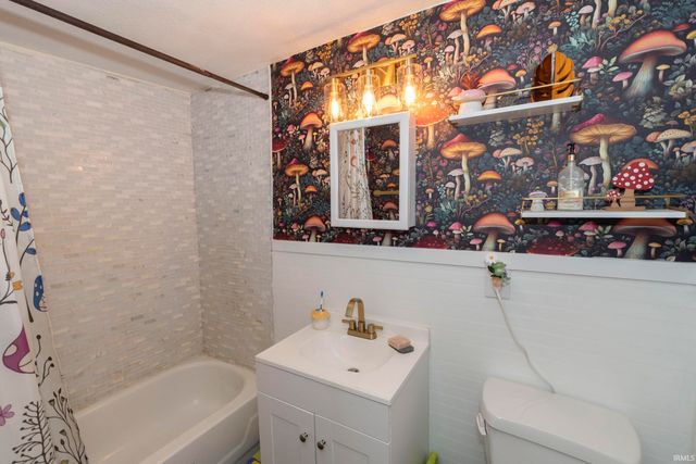 21085 Cabot Avenue, Lakeville, IN 46536