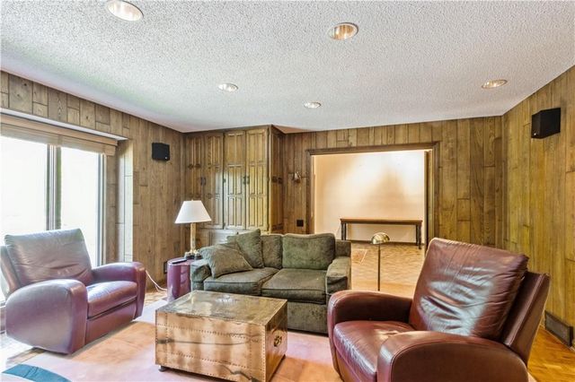 10052 Hemlock Drive, Overland Park, KS 66212