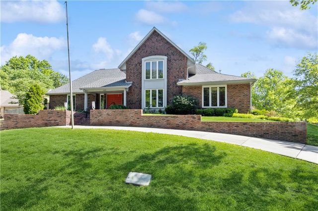 10052 Hemlock Drive, Overland Park, KS 66212