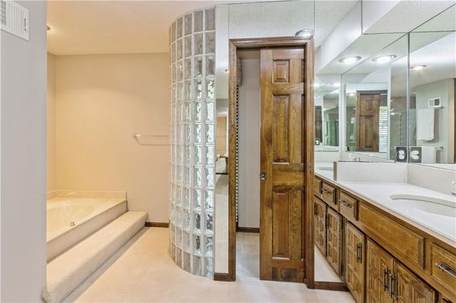 10052 Hemlock Drive, Overland Park, KS 66212