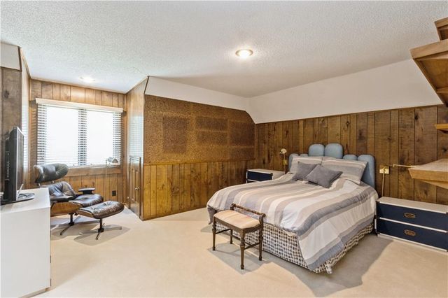 10052 Hemlock Drive, Overland Park, KS 66212