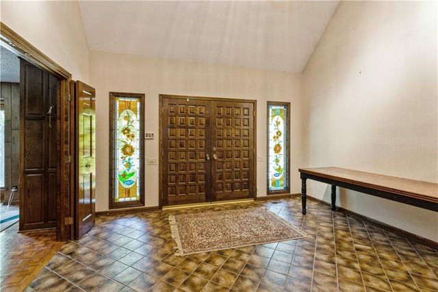 10052 Hemlock Drive, Overland Park, KS 66212