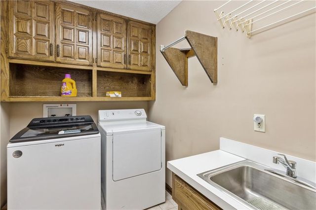 10052 Hemlock Drive, Overland Park, KS 66212