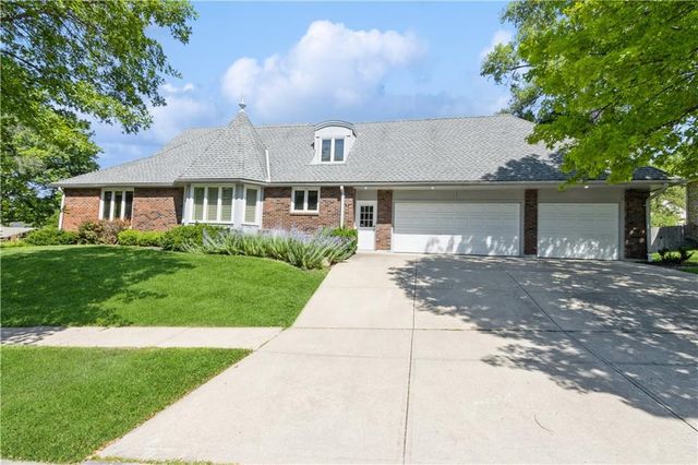 10052 Hemlock Drive, Overland Park, KS 66212