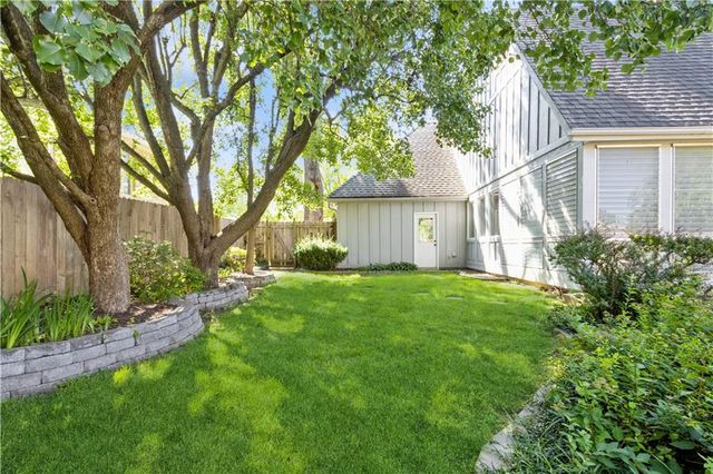 10052 Hemlock Drive, Overland Park, KS 66212