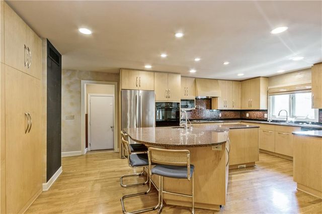 10052 Hemlock Drive, Overland Park, KS 66212