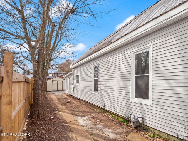 317 Aden St, Paris, TN 38242