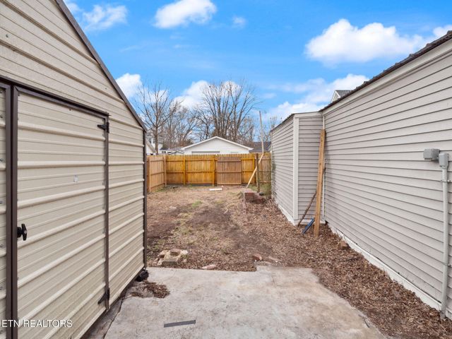 317 Aden St, Paris, TN 38242