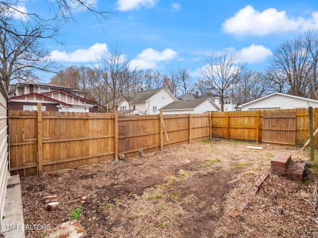 317 Aden St, Paris, TN 38242