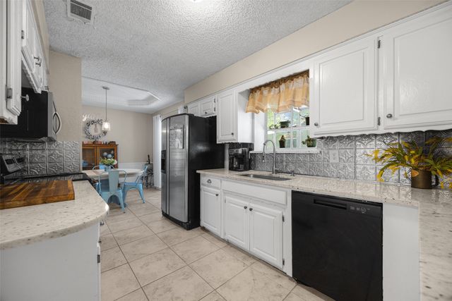 208 Rolling Hills Lane, Farmersville, TX 75442