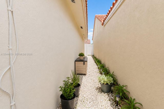 7232 W 29th Way, Hialeah, FL 33018