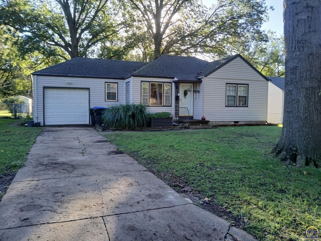 2150 SW Plass AVE, Topeka, KS 66611