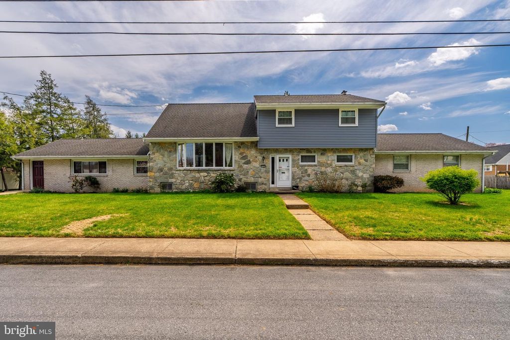 270 ELIZABETH ST, Landisville, PA 17538