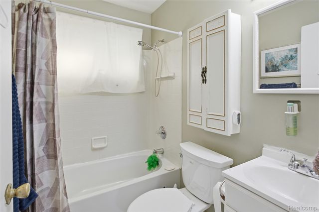 241 W Ann Arbor Avenue, Pontiac, MI 48340