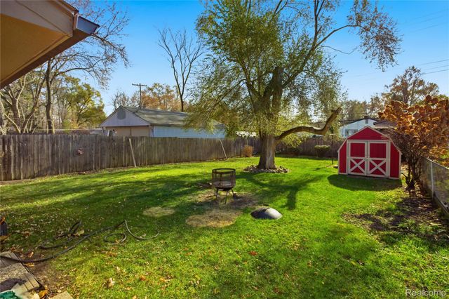 241 W Ann Arbor Avenue, Pontiac, MI 48340